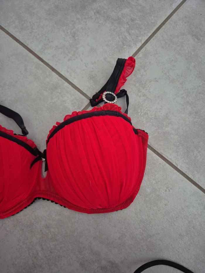 Soutien gorge rouge coque ampliforme bretelles amovibles - photo numéro 2