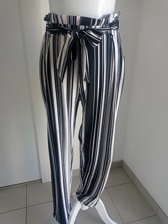 Magnifique pantalon confortable fluide et élastiqué à la taille rayures noir et blanc T.S Jennyfer