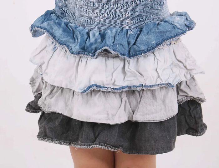 Jupe souple à volant bleu, blanche et noire