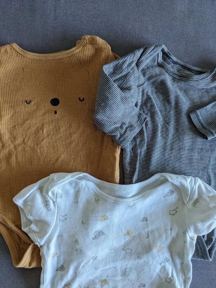 Lot bodies 9 mois - photo numéro 3