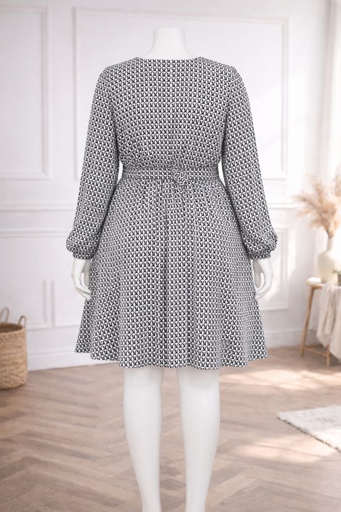 Robe manches longues bouffantes imprimé géométrique noire et blanche Femme taille 54 marque Boohoo 💍 - photo numéro 5