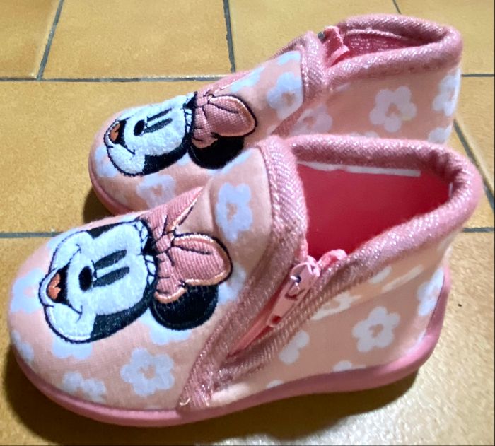 Paire de chausson taille 19 couleur rose et blanche motif Minnie marque Disney bon état - photo numéro 4