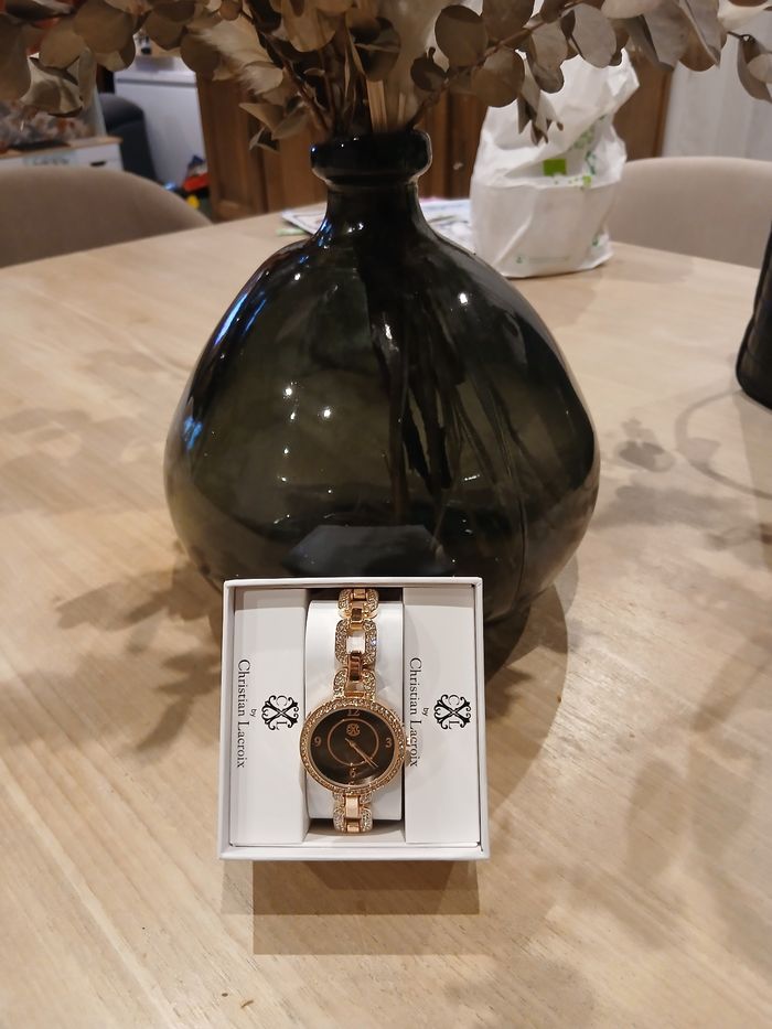 *Magnifique montre femme neuve Christian Lacroix *