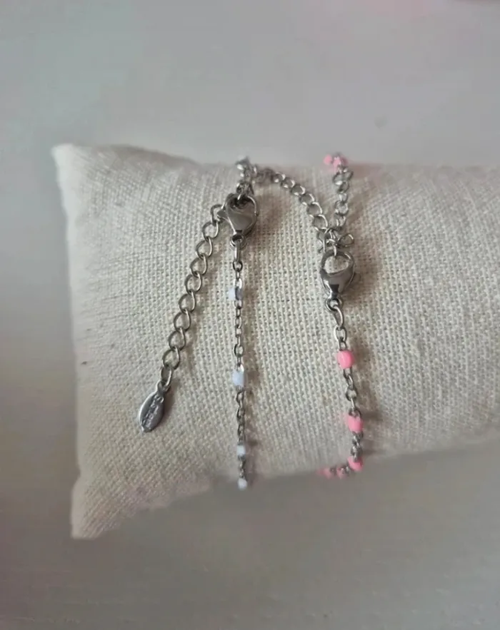 Lot de 2 bracelets argenté : rose et blanc
🌸 en acier inoxydable - photo numéro 2