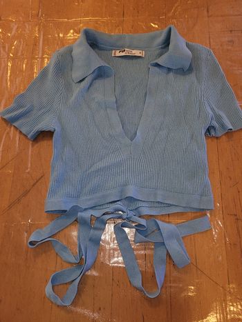 Top court décolleté bleu clair