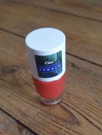 Vernis à ongles neuf rouge Cien