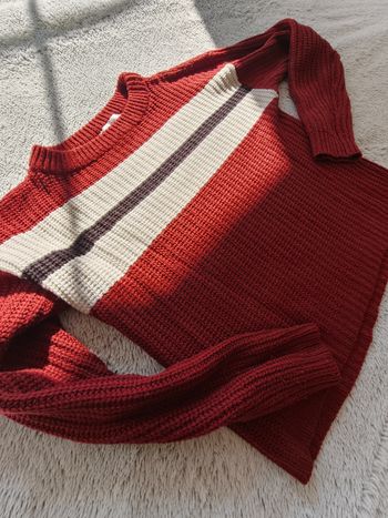 Pull bordeau avec bandes blanche et noir 