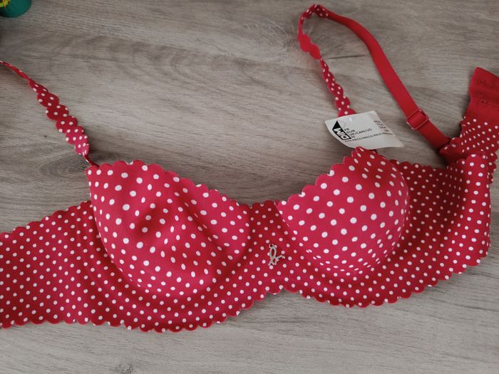 Soutien-gorge 90A à pois rouge Agnès B

Neuf avec étiquette 

Idéal pour une jeune fille
