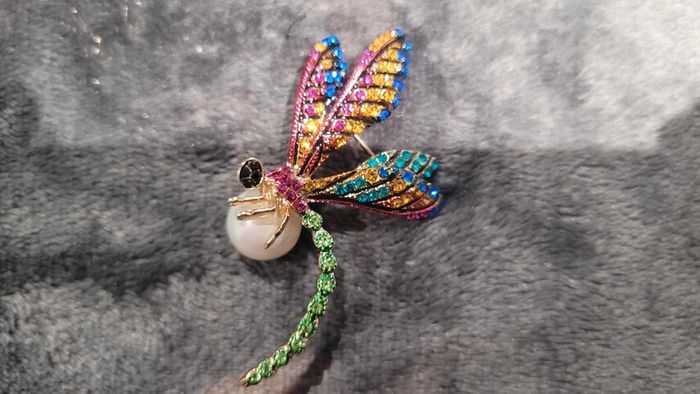 Broche libellule diamants perle nacrée