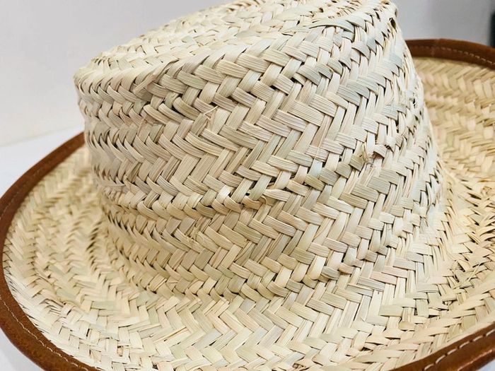 Un chapeau traditionnel en fibre de palmier tressé et vrai cuir marron pour enfant - photo numéro 7