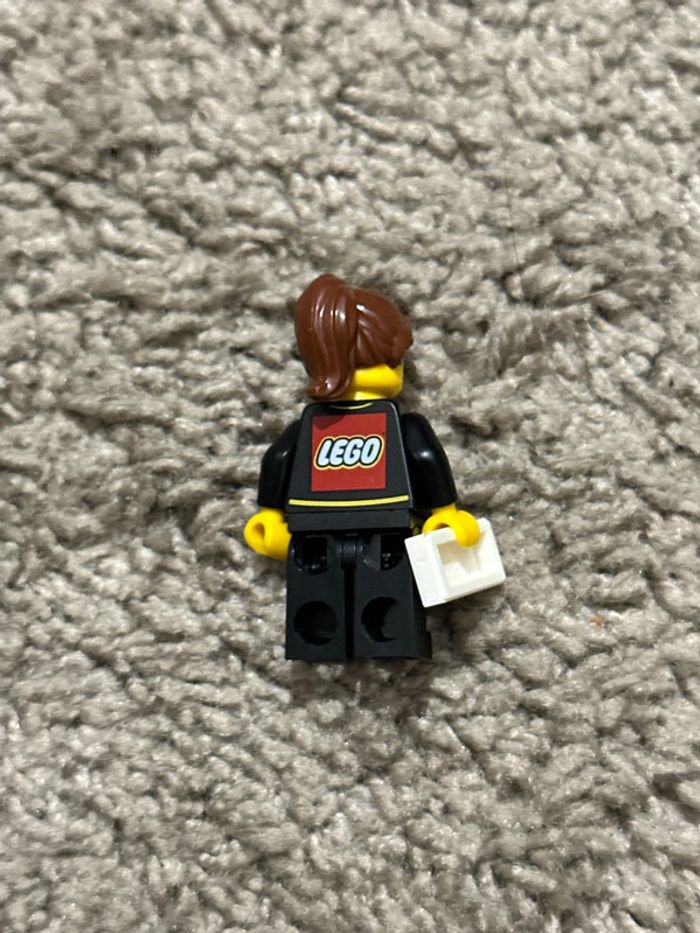 Figurine vendeuse lego avec son terminal de paiement - photo numéro 2