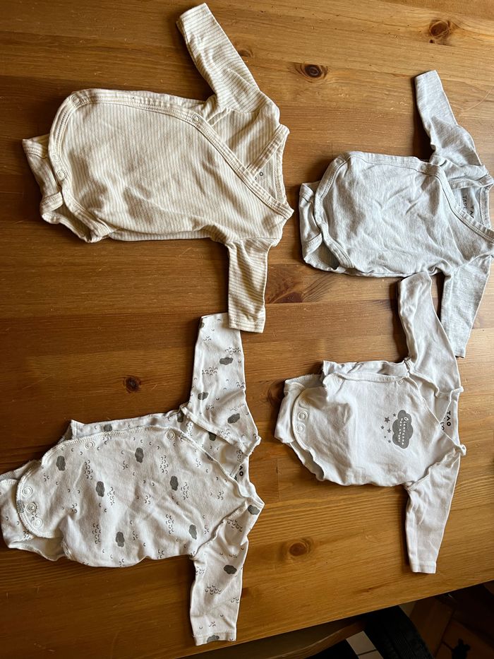 Lot bodies 1 mois - photo numéro 3