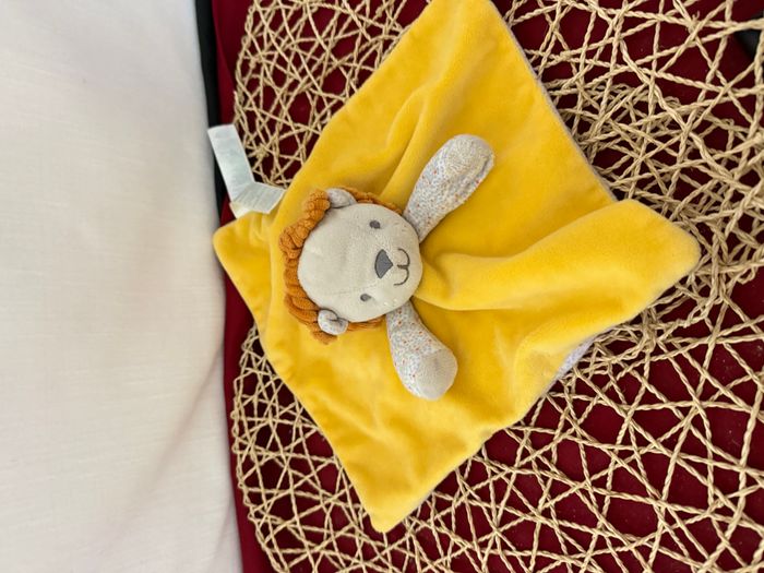 Lion OKAÏDI OBAÏBI doudou plat jaune - photo numéro 3