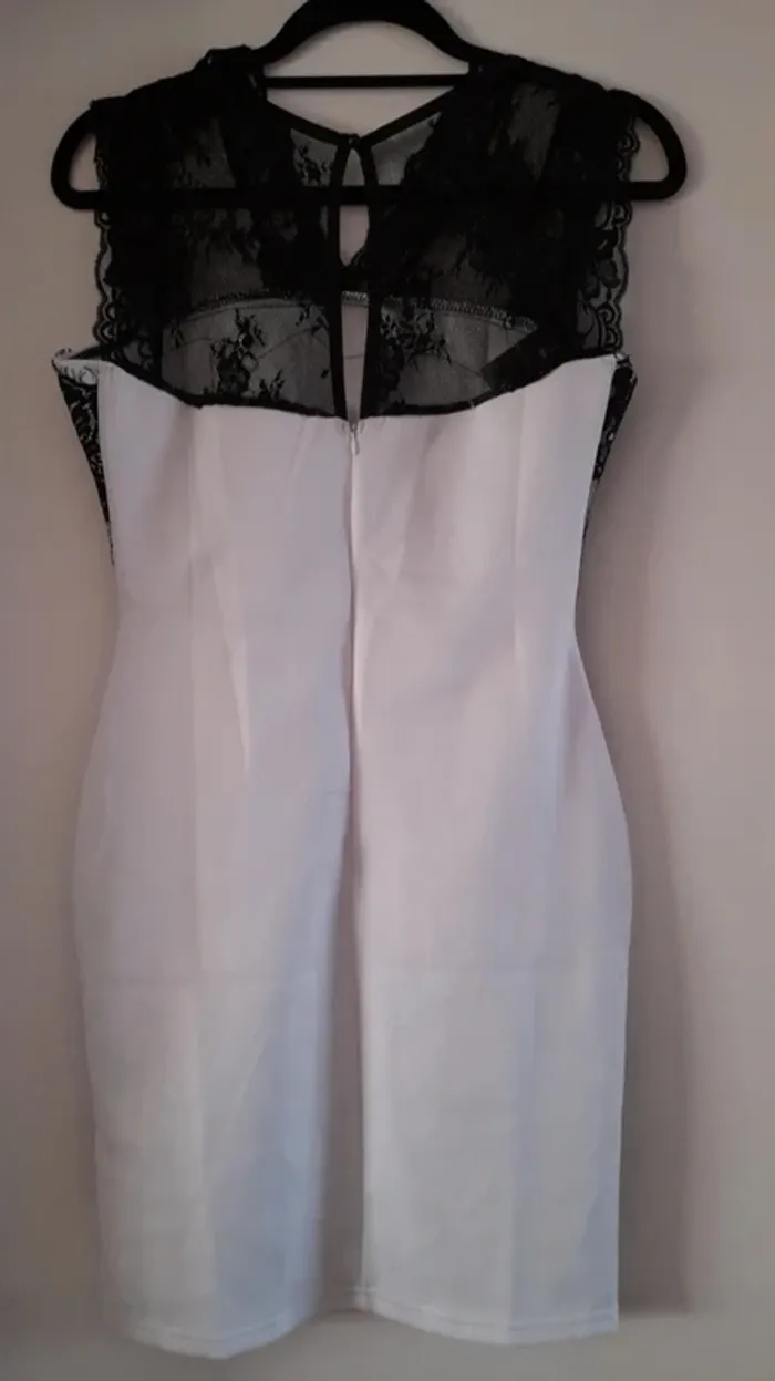 Robe blanche à dentelle noire Taille M - photo numéro 2