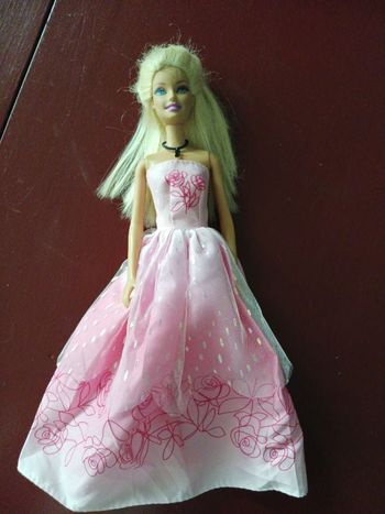 Jolie barbie princesse robe neuve .