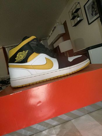 Jordan 1 mid White Pollen black
