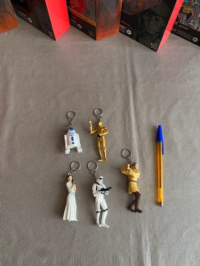 Lot 5 porte-clés Star Wars C3PO R2D2 Leia stormtrooper Qui Gon Disney