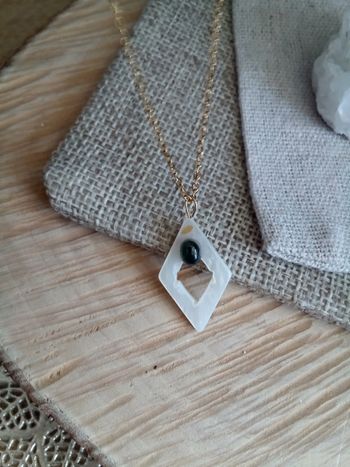 Collier losange de n'a'c'r'e naturelle et pierre de tourmaline
