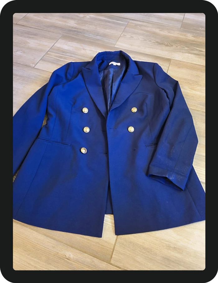 Blazer bleu marine avec bouton doré avec épaulettes Amy Lynn Taille M