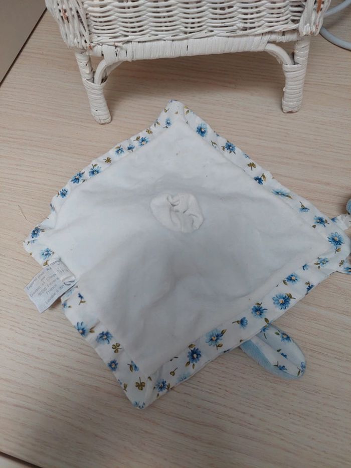 Aubert concept - doudou lapin bleu et fleurs - photo numéro 4