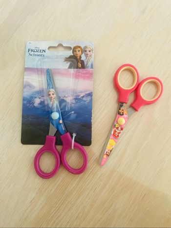 2 paires neuves de ciseaux Disney