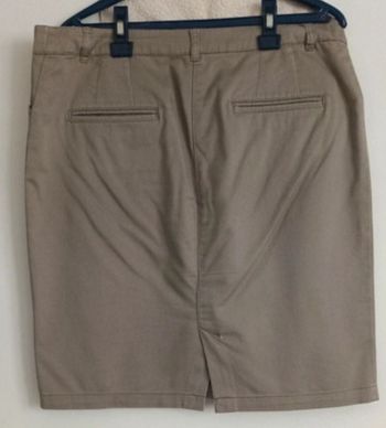 Jupe droite dessus de genoux de couleur taupe