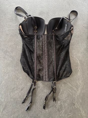 Corset porte-jarretelles rougegorge