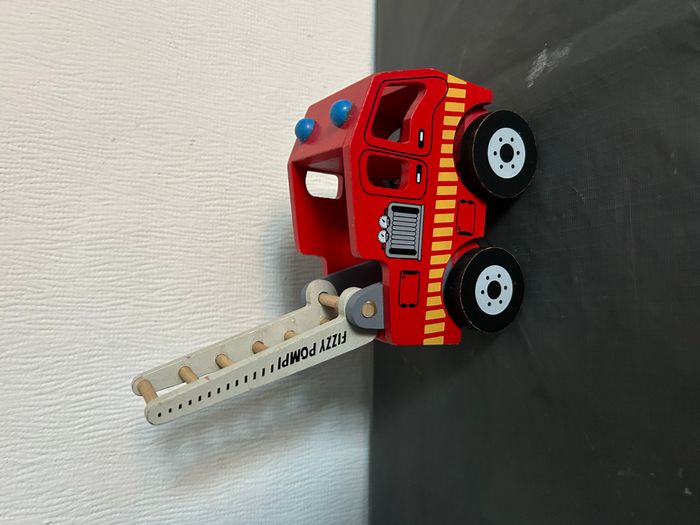 camion pompier en bois - photo numéro 3