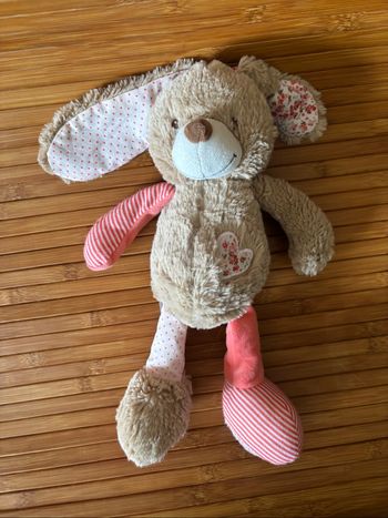 Doudou lapin beige rose cœur fleurs tao tape à l œil