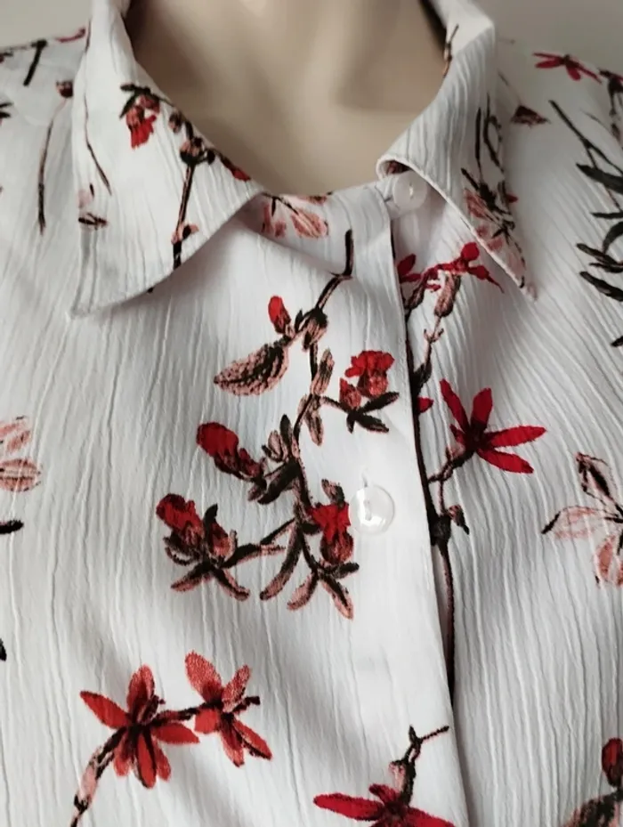 Blouse manches courtes ou chemisier Damart taille 52 - photo numéro 2