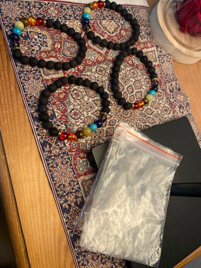 Lot 4 bracelets identiques neufs - photo numéro 2