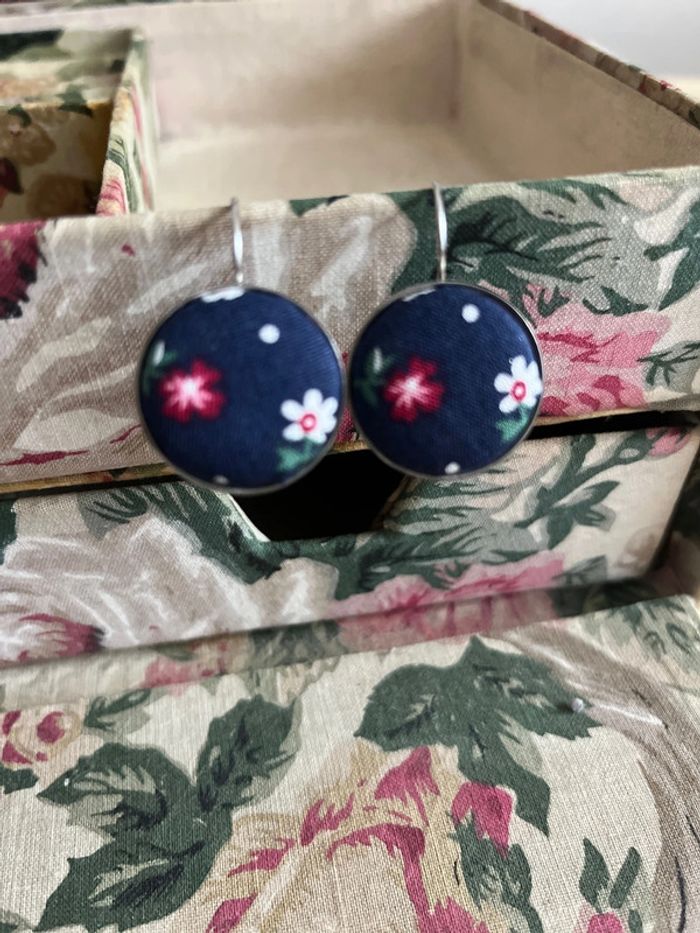 Boucles d’oreilles pendantes tissu neuves