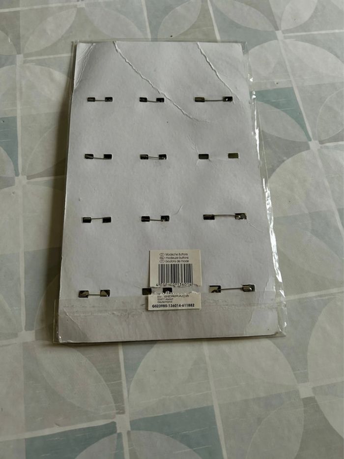 Lot de 11 pins neuf - photo numéro 2