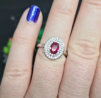 Superbe Bague fantaisie argentée avec zirconiums et pierre fuchsia