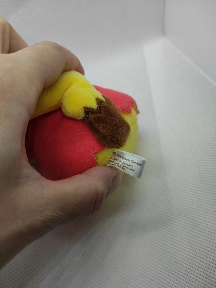 Plush pokémon édition limitée Pikachu red gyarados shiny poncho 2015 - photo numéro 8