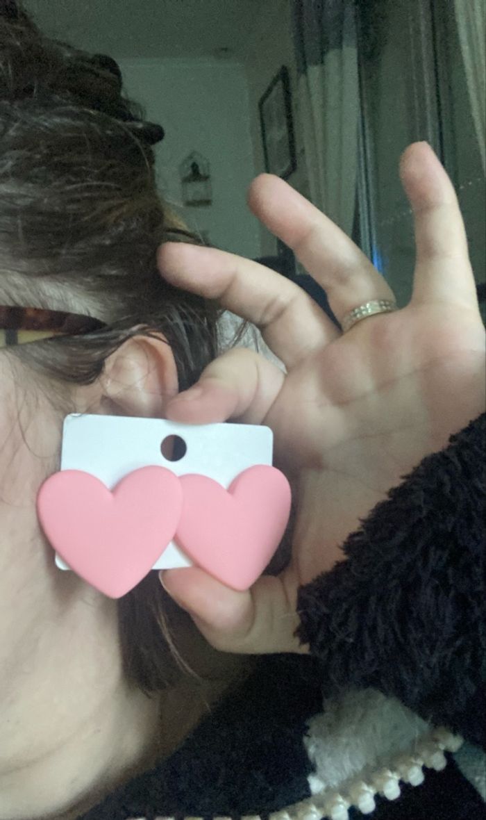 Boucles d’oreilles 🩷 NEUVES avec étiquette forme de cœurs couleur rose - photo numéro 2