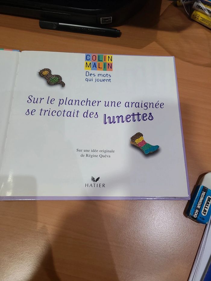 Sur le plancher une araigner se tricotage des lunettes - photo numéro 4