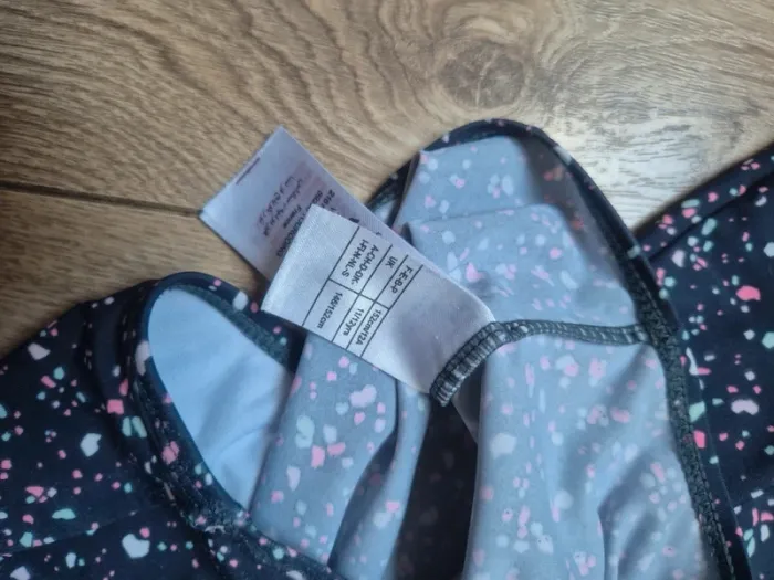 Maillot de bain 1 pièce vertbaudet gris motifs rose clair/ bleu ciel 11/12 ans en très bon état - photo numéro 3