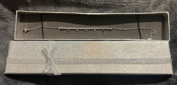 Bracelet et acier inoxydable argenté et strass croix neuf dans boîte cadeau - photo numéro 3