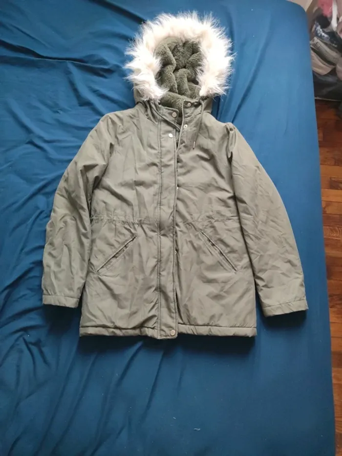 Manteau avec fausse fourrure - photo numéro 3