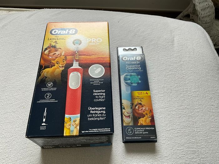Lot brosse à dent le roi lion et 4 brossettes neuves, remise 30 % avec code