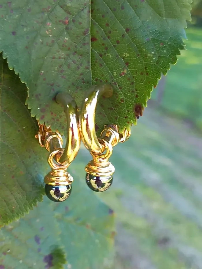 Boucles d'oreilles vintage à clip avec une perle noire pendante - photo numéro 2