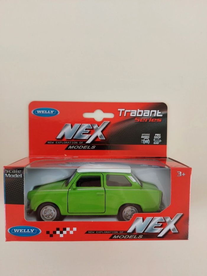 Trabant  601  - verte toit blanc