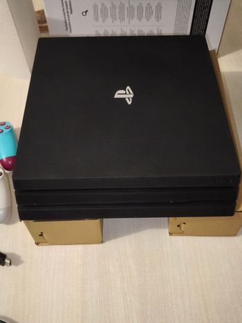 Ps4 pro 1to avec deux manettes 