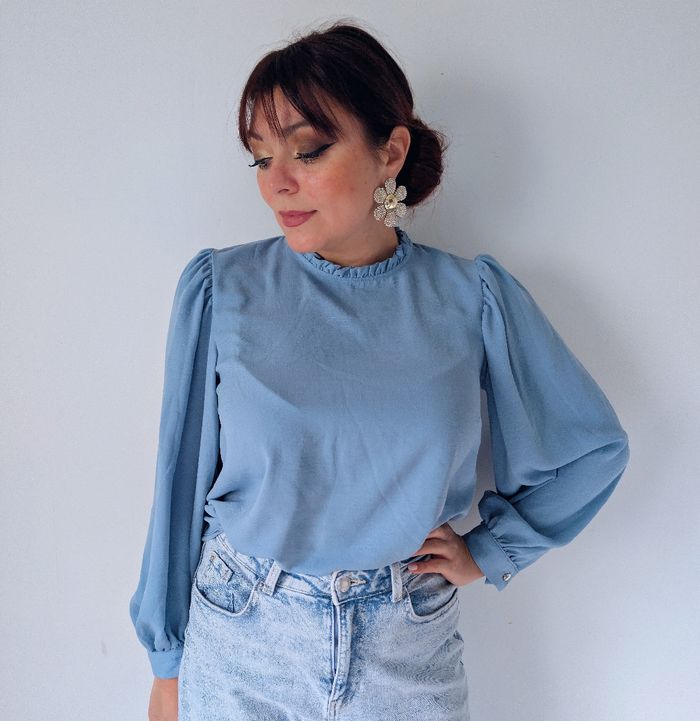 Blouse ample col montant bleu ciel romantique tendance moderne Marque Primark Taille 40 L
Très bon état - photo numéro 3