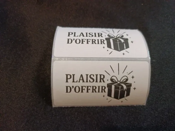 Élégant lot de 50 autocollants “Plaisir d’offrir”, idéal pour apporter une touche raffinée à vos emb