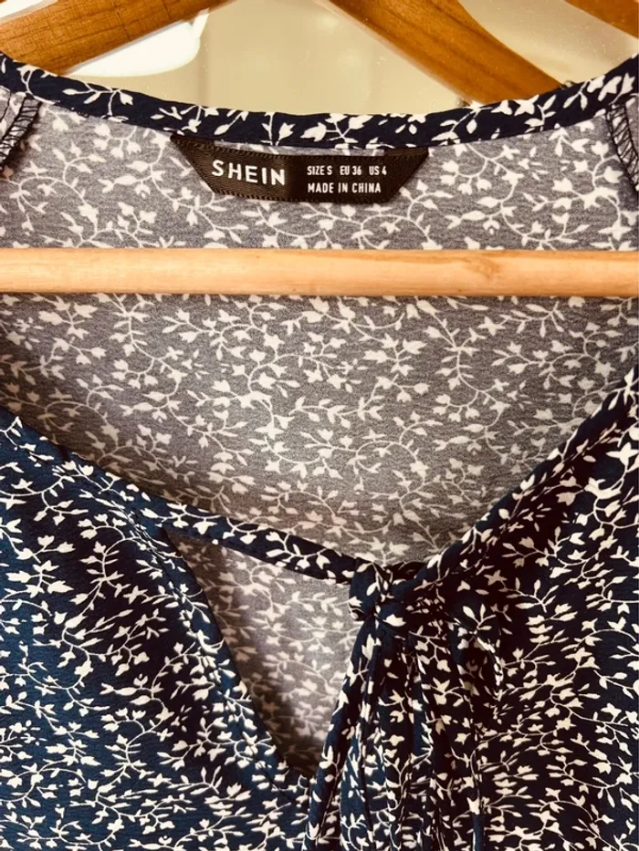 Taille S ~ 36 blouse manches courtes et évasée femme SHEIN bleu marine * fleurs * 🌺 - photo numéro 3