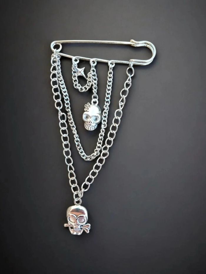 Broche épingle à nourrice chaines breloques têtes de mort 💀
