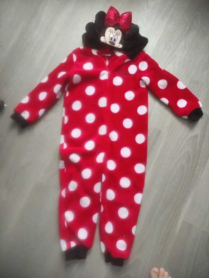 Très belle combinaison d hiver Minnie 5-6 ans en très bon état