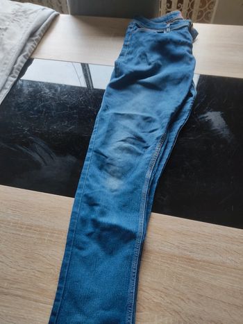 Jean j'ai une taille 28 32